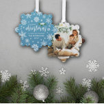 Carte Décorative Bleu Blanc Holly Snowflakes Joyeux Noël Photo<br><div class="desc">Belle flocon de neige en forme de Joyeuse carte de Noël et ornement en un imprimé avec votre photo,  de jolis flocons de neige blancs,  baies sèches blanches avec feuilles verts,  et votre nom et l'année.</div>