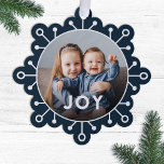Carte Décorative Bold Modern Snowflake Joie Photo Noël<br><div class="desc">Envoyez des salutations de vacances uniques avec ces cartes de Noël amusantes qui se double comme des ornements ou de grandes étiquettes cadeaux! Ils présentent un design simple de flocon de neige, une typographie moderne lisant JOY, et un modèle photo en forme de cercle sur un arrière - plan bleu...</div>