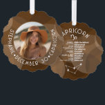 Carte Décorative Capricorne Zodiac Astrologie Signal photo Date de<br><div class="desc">Personnalisez ce ornement de carte à pendre zodiaque avec une photo, la date de naissance et le nom. Un design d'anniversaire personnalisé avec le signe zodiaque - Capricorne - plus traits de personnalité, information et constellation. Une combinaison terre gris et noir de couleur associée à Capricorn est le design principal...</div>