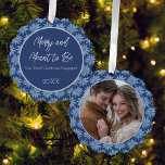 Carte Décorative Couples Premier Noël Engagé Photo Poinsettia<br><div class="desc">Commémorez votre premier Noël en couple engagé avec ce magnifique ornement photo avec un classique motif poinsettia dessiné à la main bleu et blanc avec une photo sur un côté et votre texte sur le dos.</div>
