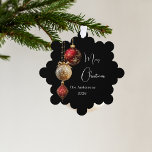 Carte Décorative Décor de Noël noir roux<br><div class="desc">Arrière - plan moderne de couleur noire. Décoré de baubles rouges et dorés,  un peu de verdure et un cône de pin. Personnalisez et ajoutez votre nom,  année. Texte : Joyeux Noël</div>