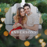 Carte Décorative Élégant minimal moderne | Christmas Couple Photo<br><div class="desc">Un ornement moderne et élégant de vacances photo avec votre nom de famille présenté dans la typographie classique associé avec écriture manuscrite en blanc sur votre photo grandeur. Votre photo spéciale sera magnifique dans ce design unique, moderne et minimal. Un design élégant et minimaliste pour se démarquer de la foule...</div>