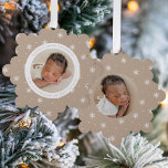 Carte Décorative Élégant Snowflakes Beige Baby's First Christmas<br><div class="desc">Célébrez le premier Noël de votre bébé avec vos amis et votre famille avec notre Elegant Beige and White Snowflake carte d'ornement de Noël pour bébé. L'avant de la carte affiche la photo de votre bébé entourée d'un cadre blanc avec un arrière - plan à motifs beige et blanc à...</div>