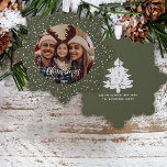 Carte Décorative Festif Vert Neige Joyeux Noël Photo<br><div class="desc">Votre photo de famille préférée contre un vert festif avec un flurry de neige blanche arrière - plan motif. Joyeux Noël dans un script de calligraphie moderne juste la touche pour un cadeau unique et garder saké pour tous vos meilleurs souhaits pendant cette période de vacances.</div>