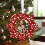 Carte Décorative Flèche de neige Noël Rouge Round Photo<br><div class="desc">Les ornements de la carte de Noël sont enfin là; créez un souvenir avec photo et texte pour envoyer à vos proches; la couleur du motif de flocon de neige et de l'arrière - plan sont modifiables</div>