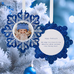 Carte Décorative Flocon de neige blanc sur Parties scintillant Faux<br><div class="desc">Flocon de neige blanc en dentelle magique avec modèle photo rond et bordure blanche avec texte personnalisable sur un arrière - plan parties scintillant brillant faux bleu. Fonctionnalités de retour correspondant à l'arrière - plan avec un élément rond vide et un champ de texte modifiable.</div>