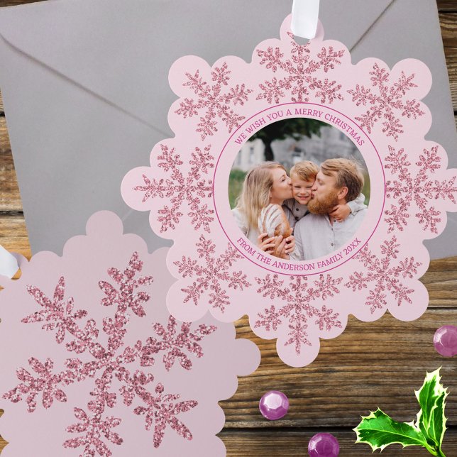 Carte Décorative Flocon de neige rose Glam mignonne Famille Photo N (Personalized paper ornament cards, so fun! Add your photo to the pink faux glitter snowflake design)
