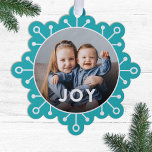 Carte Décorative Gras Colorful Flèche de neige Joie Photo Noël<br><div class="desc">Envoyez des salutations de vacances uniques avec ces cartes de Noël amusantes qui se double comme des ornements ou de grandes étiquettes cadeaux! Elles présentent un design simple de flocon de neige, une typographie moderne lisant JOY, et un modèle photo en forme de cercle sur un arrière - plan d'aqua....</div>