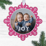 Carte Décorative Gras Colorful Flèche de neige Joie Photo Noël<br><div class="desc">Envoyez des salutations de vacances uniques avec ces cartes de Noël amusantes qui se double comme des ornements ou de grandes étiquettes cadeaux! Elles présentent un design simple de flocon de neige, une typographie moderne lisant JOY, et un modèle photo en forme de cercle sur un arrière - plan rose...</div>