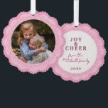 Carte Décorative Guirlande De Mandala Blanche Ivoire Personnalisée<br><div class="desc">Carte classique contemporaine de Noël de saison ornementale avec crème d'ivoire recouverte de couronne de mandala couleur blanc sur un arrière - plan rose classique. Avec l'option et la place pour customiser le texte, le nom de famille et la date de l'année, et ajouter une photo personnelle de votre choix...</div>