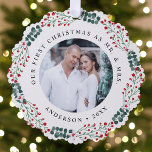 Carte Décorative Holly Berry Wreath Premier Mariage de Noël Photo<br><div class="desc">Envoyez des salutations festives à vos amis et à votre famille avec une tenue de Noël spéciale célébrant votre premier Noël en couple marié. La carte ornementale en papier présente votre photo mariage préférée encerclée par une couronne de baies saintes, d'eucalyptus verts et de fleurs blanches. Le dessin montre l'expression...</div>