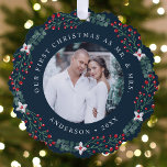 Carte Décorative Holly Berry Wreath Premier Mariage de Noël Photo<br><div class="desc">Envoyez des salutations festives à vos amis et à votre famille avec une tenue de Noël spéciale célébrant votre premier Noël en couple marié. La carte ornementale en papier présente votre photo mariage préférée encerclée par une couronne de baies saintes, d'eucalyptus verts et de fleurs blanches. Le dessin montre l'expression...</div>