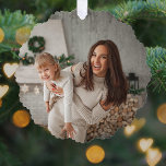 Carte Décorative Joyeux et lumineux | Photo de Noël moderne et élég<br><div class="desc">Un élégant ornement photo moderne avec une typographie audacieuse citant "Merry Bright" en blanc avec une couleur rose framboise rose baies sur le fond. L'accueil et le nom peuvent être facilement customisés pour une touche personnelle. Un design tendance, minimaliste et contemporain de noël pour se démarquer de cette période de...</div>