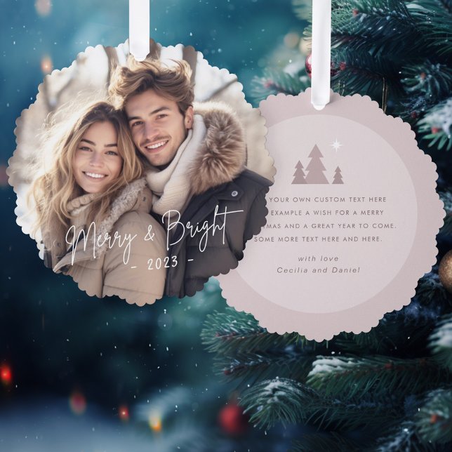 Carte Décorative Joyeux et lumineux script photo lumière rose taupe (Merry and bright script photo light rose taupe ornament card)