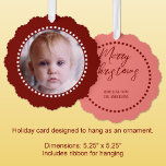 Carte Décorative Joyeux Noël ajouter photo nom de famille rouge<br><div class="desc">Personnalisez cette carte de décoration "Joyeux Noël" avec une photo sur le devant et votre nom de famille sur le dos. Comprend un ruban pratique pour la pendaison,  ce qui les rend faciles à afficher et à apprécier. Rouge et blanc.</div>