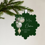 Carte Décorative Noël blanc or vert<br><div class="desc">Un arrière - plan vert classique. Décoré de baubles blancs et dorés,  un peu de verdure et un cône de pin. Personnalisez et ajoutez votre nom,  année. Texte : Joyeux Noël</div>