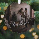 Carte Décorative Noël tendance moderne | Dark Dusky Couple Photo<br><div class="desc">Un ornement photo de vacances design et tendance avec typographie manuscrite et moderne en blanc sur une photo complète avec teinte noire. La photo et le nom peuvent être facilement customisés pour une touche personnelle. Un design de Noël simple, minimaliste et contemporain pour se démarquer de cette période de vacances...</div>