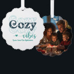 Carte Décorative Nordic Winter Cosy Vibes Retro Christmas Photo<br><div class="desc">Célébrez les vacances avec style avec ces cartes de décoration de Noël rétro Cosy Vibes. Dotés d'un design à trois couleurs tendance et d'une chambre pour votre photo de famille préférée sur le dos, ces ornements se doublent en gardiens que les proches peuvent accrocher à leur arbre. Parfaites pour envoyer...</div>