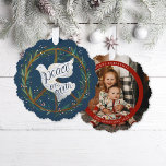 Carte Décorative Panneau de paix Peace on Earth Dove Wreath Illustr<br><div class="desc">Les ornements de la carte de Noël sont enfin là ; créez un souvenir avec des lettres d'origine et l'illustration d'une colombe, une couronne de signes de paix et une photo avec du texte sur le dos pour envoyer un courrier à vos proches ; la couleur de l'arrière - plan...</div>