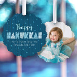 Carte Décorative Photo Bleue Happy Hanoukka Typographie Star de Dav<br><div class="desc">"Bonne Hanoukka." Sentez la chaleur et la joie de la saison des Fêtes tout en inaugurant la fête des lumières avec cette carte de papier ornement joueuse et gardée. Une typographie fantaisiste et fantaisiste, accompagnée d'une étoile de David motif au hasard dans des bleus clairs et poussiéreux, recouvre des lignes...</div>