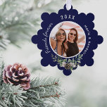 Carte Décorative Photo de l'ami de Noël Marine bleu cône pin<br><div class="desc">Personnalisez et ajoutez votre propre photo. Arrière - plan bleu marine décoré d'un cône et d'une végétation de pins. Ajoutez vos noms et votre année.</div>