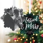 Carte Décorative Plaid Marié & Joyeux Script Gros Photo Noël<br><div class="desc">Ces cartes en papier festives comportent une grande photo sur le devant de la carte. Sur le dos est un arrière - plan plaid vert et noir, un grand script EDITABLE saluant en blanc, et votre texte dans une police serif classique. Ces ornements font une fabuleuse carte de vacances qui...</div>