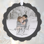 Carte Décorative Premier Noël Engagé Photo personnalisée Gris Scrip<br><div class="desc">Commémorez votre fiançailles avec cette belle carte d'ornement de gardien. Le texte en gris fusain dit "Notre premier Noël engagé", avec le mot "engagé" dans un élégant script d'écriture manuscrite avec des fioritures avant et après. Remplacez l'exemple d'image par votre photo préférée, et ajoutez vos noms et l'année. Un filtre...</div>
