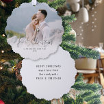 Carte Décorative Premier Noël M. Mme Nom Année Superposition photo<br><div class="desc">Premier Noël en tant que M. Mme Photo Overlay Nom Année Script Ornement. Votre premier Noël marié est très spécial, et cette ornement et carte tout-en-un pratique, a votre photo et votre premier Noël dans un script informel sur le devant avec votre nom et votre année de mariage, et votre...</div>
