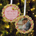 Carte Décorative Premier Noël Marié Rose Rouge Couples amusants Pho<br><div class="desc">Commémorez votre premier Noël en couple marié avec ce magnifique ornement photo avec un classique à la main tiré saint et motif de baies sur un arrière - plan rose rétro avec une photo sur un côté et votre texte sur le dos.</div>