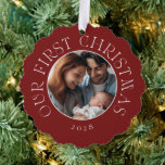 Carte Décorative Première fête de Noël du bébé Famille Rouge Photo<br><div class="desc">Carte d'ornement photo de famille rouge pour le premier Noël de bébé qui sert de nouvelle carte de faire-part bébé,  décoration d'arbre de Noël ou étiquette cadeau.</div>
