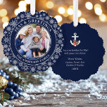 Carte Décorative Seas et salutations Poinsettia Ancre Snowflakes<br><div class="desc">Carte d'ornement photo de Noël des Mer modernes et voeux - Arrière - plan de flocons de neige bleu et blanc de la Marine. Ancre surmontée d'aquarelle florale y compris poinsettias rouges,  cônes de pin et autres belles verdure d'hiver. C'est une carte de voeux qui est aussi un ornement.</div>