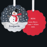 Carte Décorative Snowman de Noël personnalisé<br><div class="desc">Cette scène de neige de Noël de bonhomme de neige est imprimée d'un collage conçu par Helen McCartney Designs.</div>