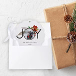 Carte Décorative Unique Joy Joyeux Noël Photo<br><div class="desc">Un design propre et simple mais festif avec une Photo intégrée dans le mot JOY contre des baies très joyeuses. Ce ornement photo est facilement customisé avec votre personnalisation à l'avant et à l'arrière. Un cadeau idéal et gardez le souvenir pour cette période de Noël !</div>