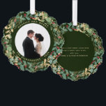 Carte Décorative Vert doré | Photo mariée et joyeuse<br><div class="desc">Cette magnifique carte de vêtements de vacances pour jeunes mariés comporte une couronne luxuriante et festive de feuilles d'or, de verdure de Noël et de baies rouges saintes sur un arrière - plan vert moderne. Votre photo de mariage personnel va au centre avec les mots "Marié et Joyeux", et il...</div>