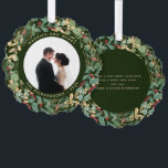 Carte Décorative Vert doré | Photo mariée et joyeuse<br><div class="desc">Cette magnifique carte de vêtements de vacances pour jeunes mariés comporte une couronne luxuriante et festive de feuilles d'or, de verdure de Noël et de baies rouges saintes sur un arrière - plan vert moderne. Votre photo de mariage personnel va au centre avec les mots "Marié et Joyeux", et il...</div>