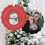 Carte Décorative Winter Friends Snowman Photo Holiday<br><div class="desc">Envoyez des salutations festives avec un souvenir de Noël que vos amis et votre famille apprécieront pour les années à venir. La carte ornementale en papier présente un mignon bonhomme de neige en caricature portant un chapeau et un foulard avec un arrière - plan rouge. Personnalisez la carte avec votre...</div>