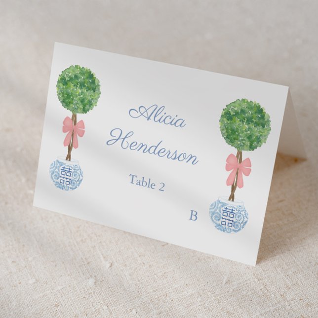 Carte d'emplacement individuelle à touffe avec un  (Elegant place card design featuring watercolor boxwood topiary in a ginger jar planter and pink bow)