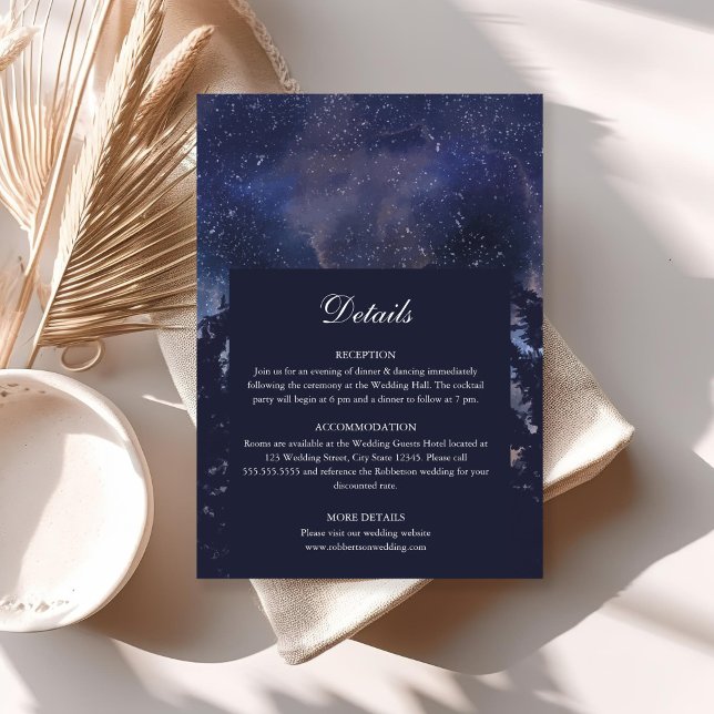 Carte des détails du Mariage de la forêt de nuit S (Starry Night Forest Wedding Details Card on a sunny boho table.)