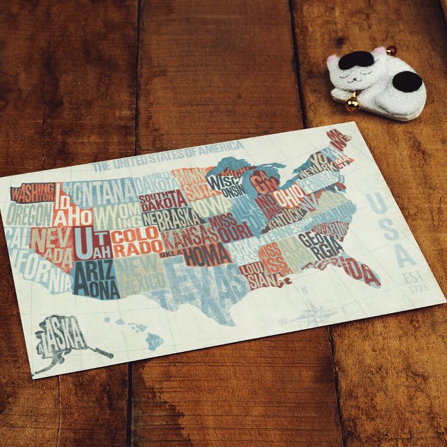 Carte des États-Unis avec les États en mots (Postcard on table)