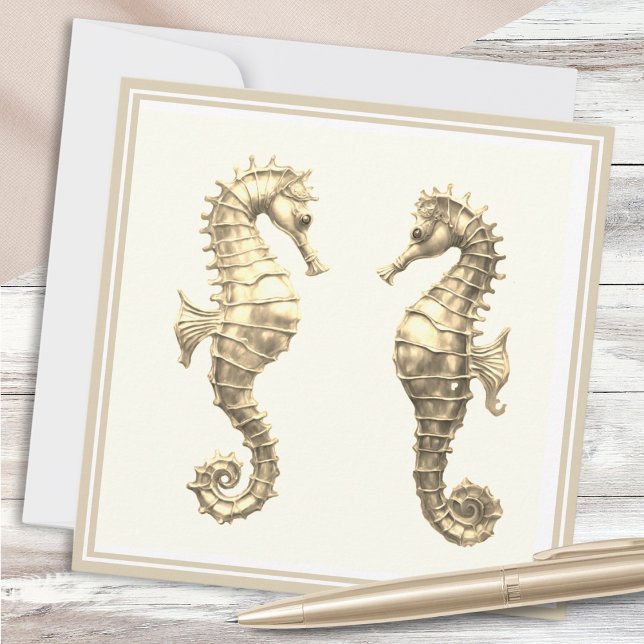 Carte Deux hippocampes dorés Elégant Mer Océan Faune (A note card with two golden seahorses on an elegant cream background)