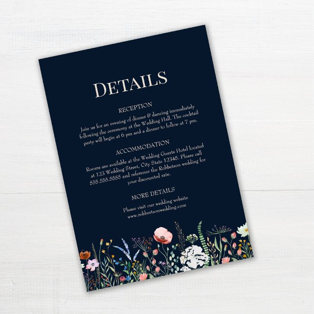Carte d'informations sur le Mariage Fleur sauvage  (Navy Blue Wildflowers Wedding Details Card on white wooden table.)