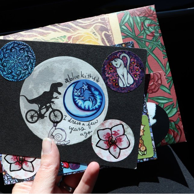 Carte Dinosaure sur un vélo dans le ciel avec la lune (Créateur téléchargé)