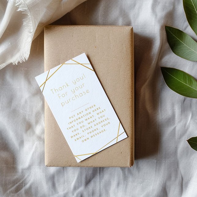 Carte d'insertion géométrique or pour les commande (Minimalist thank-you card with gold geometric lines on white, placed on a kraft-wrapped gift)