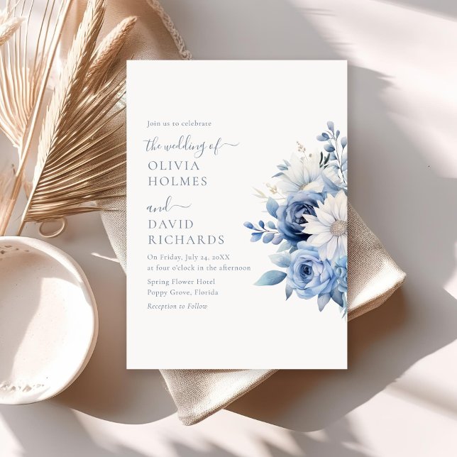 Carte d'invitation de mariage florale bleu poussié (Elegant Dusty Blue Wildflowers Wedding Invite on a sunny neutral boho table.)