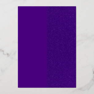 Carte d'invitation violette dédoublée avec feuille