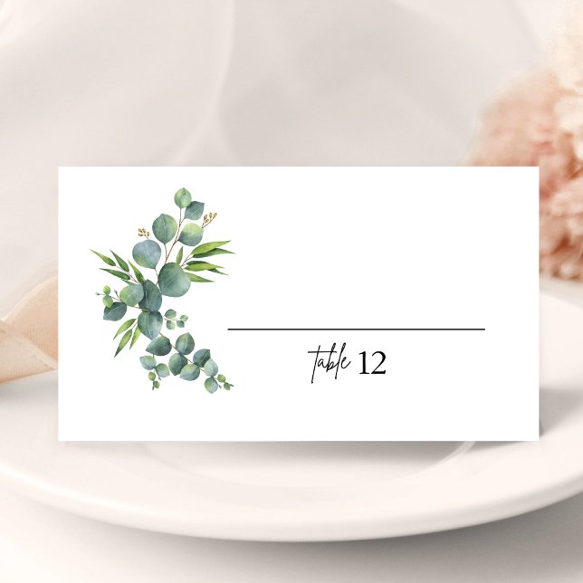 Carte d'invité pliée pour mariage au milieu des bo (Sage eucalyptus woodland place card guides guests with natural charm and a personal touch.)
