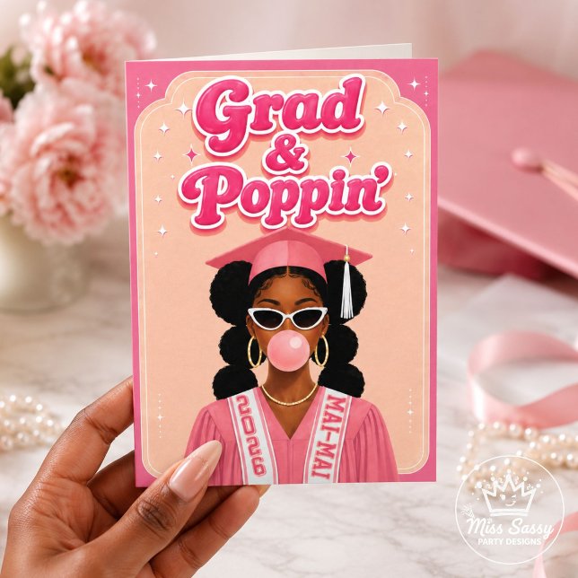 Carte Diplômée & Bulles de Bubble Gum Rose Diplôme (Black girl Grad & Poppin’ pink graduation card with cap, gown, shades, gold hoops, and bubblegum.)