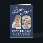 Carte do-it-yourself couleurs ・ Regardez qui est 40 Joye<br><div class="desc">Regarde qui a 40 ans ! Créez votre propre voeu d'anniversaire heureux unique pour un membre de la famille ou un ami avec un nom personnalisé carte de voeux pliée de 40e anniversaire. Les photos et le libellé de ce modèle sont simples à customiser et toutes les couleurs et les...</div>