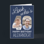 Carte do-it-yourself couleurs ・ Regardez qui est 40 Joye<br><div class="desc">Regarde qui a 40 ans ! Créez votre propre voeu d'anniversaire heureux unique pour un membre de la famille ou un ami avec un nom personnalisé carte de voeux pliée de 40e anniversaire. Les photos et le libellé de ce modèle sont simples à customiser et toutes les couleurs et les...</div>