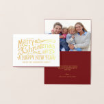 Carte Dorée Joyeux Noël Vintage Chalkboard Gold Foil<br><div class="desc">Vintage style tableau noir lettré à la main typographie de Noël plié cartes de voeux de vacances avec photo en option. Élégante feuille chatoyante met en valeur le lettrage rétro à la main et les tourbillons fantaisistes. Ajoutez une photo et créez votre propre message customisé avec notre modèle facile, ou...</div>